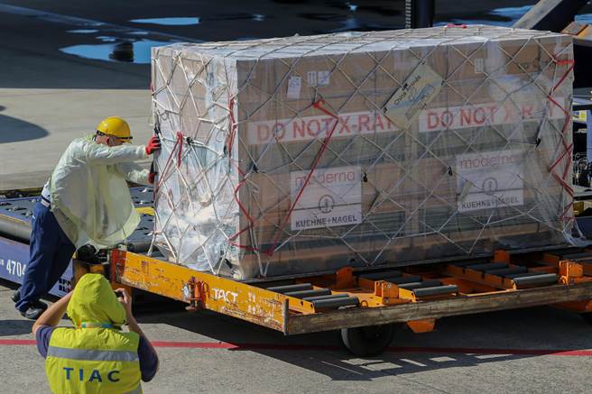 台灣購買的首批COVID-19莫德納嬰幼兒疫苗約45萬劑，6日上午運抵桃園國際機場，完成通關程序後，直接運送至指定冷儲物流中心存放，由於疫苗抵台後還需14天檢驗封緘，預計最快在21日開放施打。（陳麒全攝）