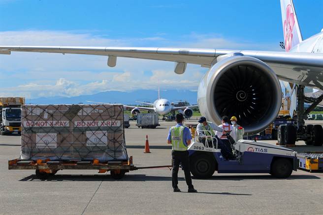 台灣購買的首批COVID-19莫德納嬰幼兒疫苗約45萬劑，6日上午運抵桃園國際機場，完成通關程序後，直接運送至指定冷儲物流中心存放，由於疫苗抵台後還需14天檢驗封緘，預計最快在21日開放施打。（陳麒全攝）