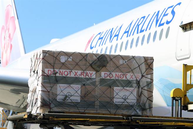 台灣購買的首批COVID-19莫德納嬰幼兒疫苗約45萬劑，6日上午運抵桃園國際機場，完成通關程序後，直接運送至指定冷儲物流中心存放，由於疫苗抵台後還需14天檢驗封緘，預計最快在21日開放施打 。（陳麒全攝）