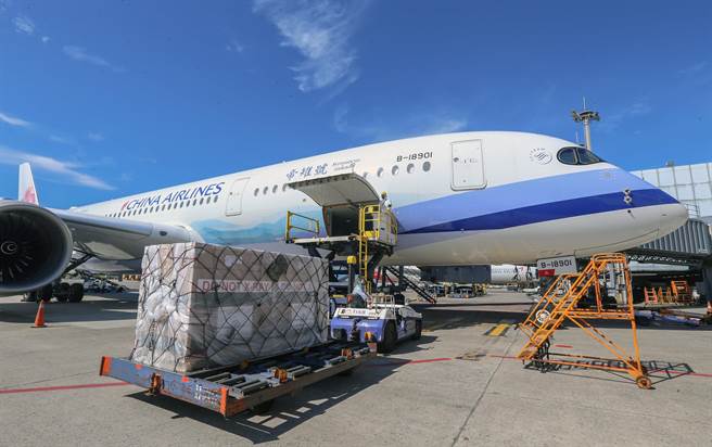 台灣購買的首批COVID-19莫德納嬰幼兒疫苗約45萬劑，6日上午運抵桃園國際機場，完成通關程序後，直接運送至指定冷儲物流中心存放，由於疫苗抵台後還需14天檢驗封緘，預計最快在21日開放施打。 （陳麒全攝）