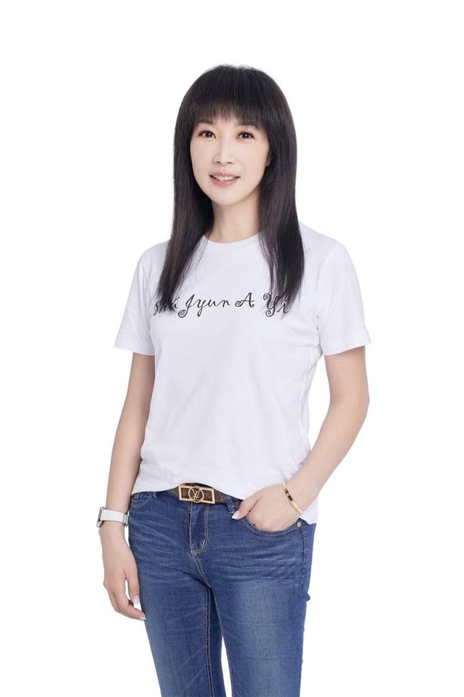 蔡淑君亲自担任模特儿展示潮T，吸引支持者热烈抢订。（蔡淑君提供）