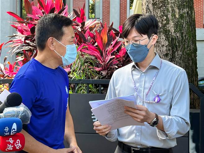 台北市议员锺小平（左）今天到教育部检举新竹市长林智坚的论文涉及抄袭。（林志成摄）