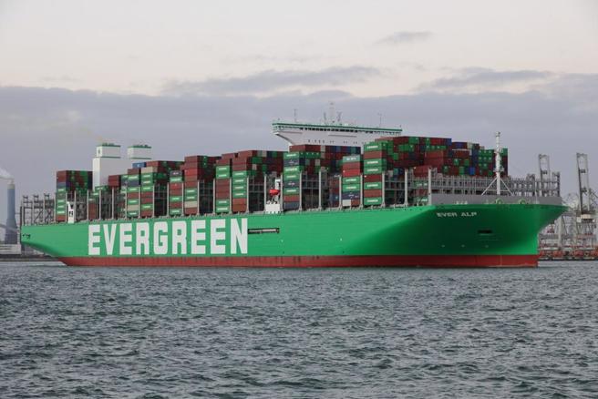 分析师认为，「股价跌深就是最大的利多」，套用在货柜三雄就是最好的写照。（示意图/达志影像/shutterstock）
