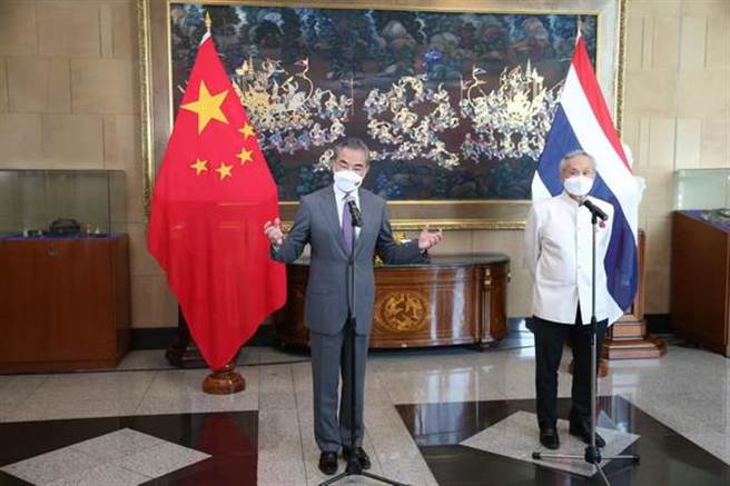 王毅（左）见泰国副总理兼外长打造命运共同体等四共识。（中国外交部）