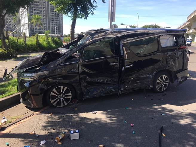 蔡易余座车不但车头全毁，左侧车身也严重受损，显见车祸当撞击力道相当大。（嘉县消防局提供∕吕妍庭嘉义传真）