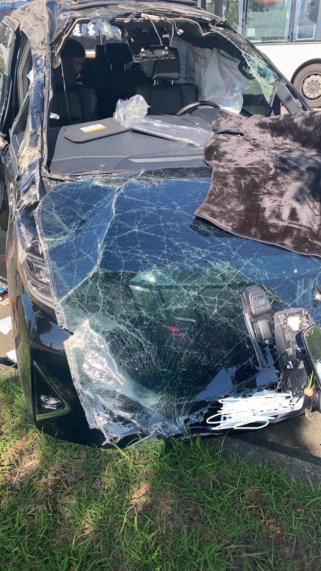 蔡易余座车不但车头全毁，左侧车身也严重受损，显见车祸当撞击力道相当大。（蔡易余办公室提供∕吕妍庭嘉义传真）