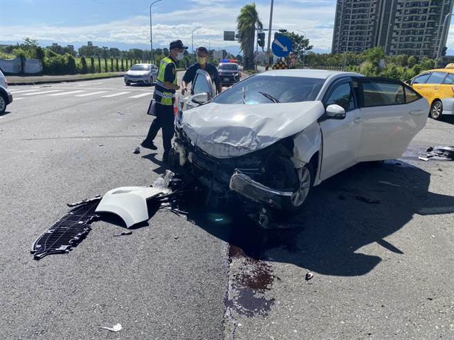 车祸现场画面曝光，蔡易余座车与撞击的自色自小客皆严重毁损。（嘉义县消防局提供∕吕妍庭嘉义传真）