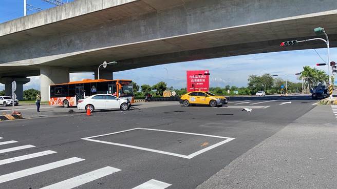 民进党立委蔡易余今上午8点多搭车跑行程，行经嘉义县县道168线与高铁下方台37线交叉口时，与其他车辆发生车祸。（嘉义县消防局提供∕吕妍庭嘉义传真）