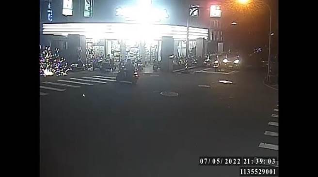 宜兰县罗东镇兴东路与林场路口，在昨（5日）晚上9时38分忽然发生「嘣」一声巨响，路边民眾吓坏皆衝上前一探究竟，只见地上冒出火花，不敢靠近。（宜兰县警察局罗东分局提供／吴佩蓉宜兰传真）