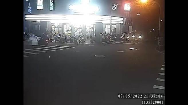 宜兰县罗东镇兴东路与林场路口，在昨（5日）晚上9时38分忽然发生「嘣」一声巨响，路边民眾吓坏皆衝上前一探究竟，只见地上冒出火花、浓烟，不敢靠近。（宜兰县警察局罗东分局提供／吴佩蓉宜兰传真）