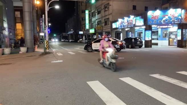 据了解，邹男的朋友在兴东路与林场路口，经营的水族馆店庆开幕，邹男开玩笑的想在路口放水雷炮给友人惊喜。（吴佩蓉摄）