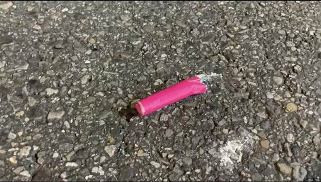 邹男开玩笑的想在路口放水雷炮给友人惊喜，于是驾白色自小客车前往该路口，原本要以抛外线方式往外丢掷，殊不知手滑直接掉落便利商店的路边。（吴佩蓉摄）