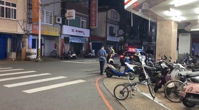 宜兰县罗东镇兴东路与林场路口，在昨（5日）晚上9时38分忽然发生「嘣」一声巨响，路边民眾吓坏皆衝上前一探究竟，只见地上冒出火花，不敢靠近。（吴佩蓉摄）