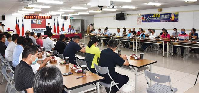 东势警分局昨日举办台中市大台中警察之友会东势办事处，卸、新主任交接典礼。(警方提供)