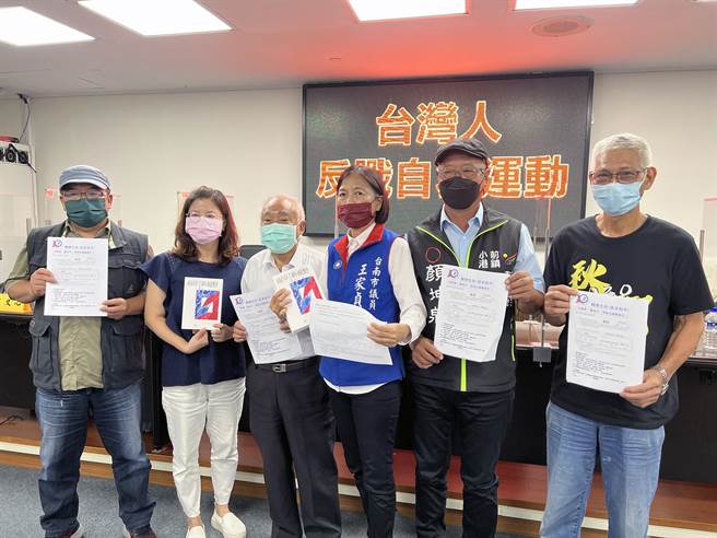 前立委、工黨創辦人王義雄發起的「關懷生命追求和平」公投提案連署抵達台南爭取支持。（洪榮志攝）