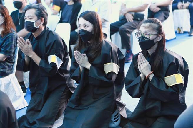 侯怡君（右起）、弟媳、老公萧大陆送别侯爸爸。（民视提供）