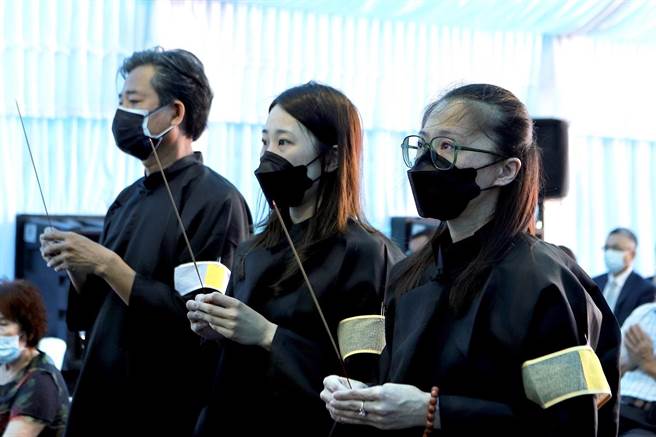 侯怡君（右起）、弟媳、老公萧大陆送别侯爸爸。（民视提供）