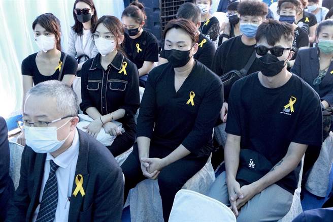 谢京颖、赖芊合、洪毛、余思达出席侯爸爸告别式。（民视提供）