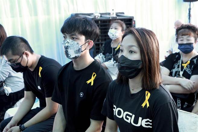 赖慧如、郭忠佑出席侯爸爸告别式。（民视提供）