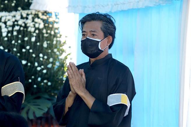 萧大陆送别岳父。（民视提供）