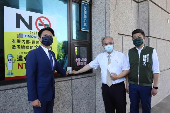 林智坚论文争议事件越演越烈，林智坚6日委托律师前往新竹地检署对台北市议员王鸿薇提出加重诽谤罪的告诉。（邱立雅摄）