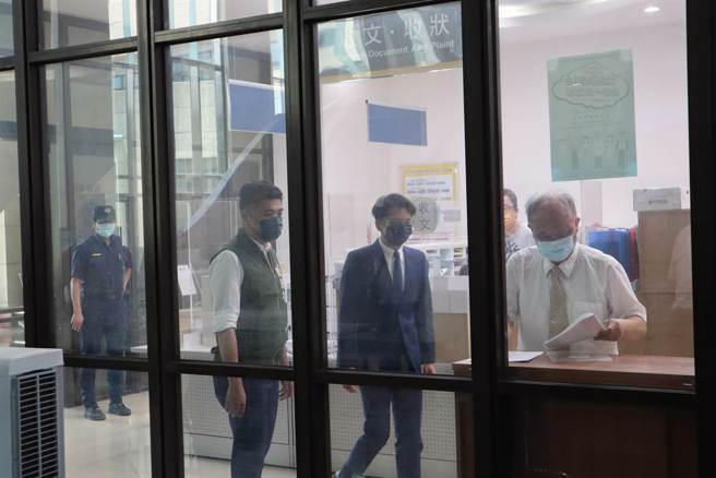 论文事件争议让林智坚委托律师以及市议员刘康彦（左一）、陈建名（右一），前往新竹地检署按铃控告王鸿薇。（邱立雅摄）