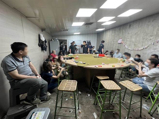 大园警分局日前接获情资，今日凌晨破门查获天九牌地下赌场。（警方提供／蔡明亘桃园传真）