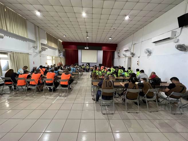 警方破门攻坚，当场查获陈姓负责人、2名工作人员与51名赌客。（警方提供／蔡明亘桃园传真）