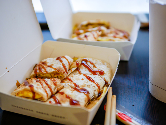 新竹一名女子到早餐店買餐點，卻被搭訕男子強握雙手，導致手肘扭傷。（示意圖／Shutterstock）