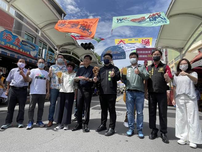 高市府今年首度将旗津黑沙玩艺节与高雄啤酒嘉年华活动合而为一，分别将在7月9日、16日盛大展开，高雄市长陈其迈6日也特别到旗津宣传。（洪浩轩摄）