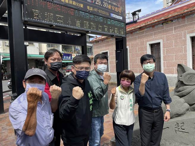 高市府今年首度将旗津黑沙玩艺节与高雄啤酒嘉年华活动合而为一，分别将在7月9日、16日盛大展开，高雄市长陈其迈6日也特别到旗津宣传。（洪浩轩摄）