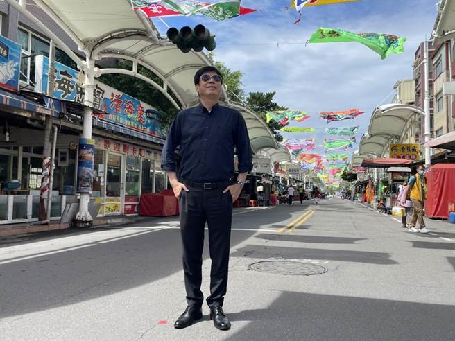 高市府今年首度将旗津黑沙玩艺节与高雄啤酒嘉年华活动合而为一，分别将在7月9日、16日盛大展开，高雄市长陈其迈6日也特别到旗津宣传。（洪浩轩摄）