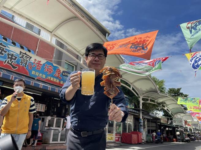 高市府今年首度将旗津黑沙玩艺节与高雄啤酒嘉年华活动合而为一，分别将在7月9日、16日盛大展开，高雄市长陈其迈6日也特别到旗津宣传。（洪浩轩摄）