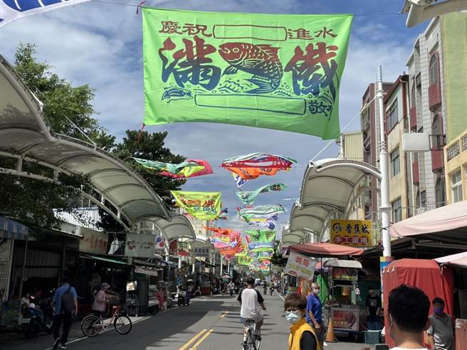 高市府今年首度将旗津黑沙玩艺节与高雄啤酒嘉年华活动合而为一，分别将在7月9日、16日盛大展开，高雄市长陈其迈6日也特别到旗津宣传。（洪浩轩摄）