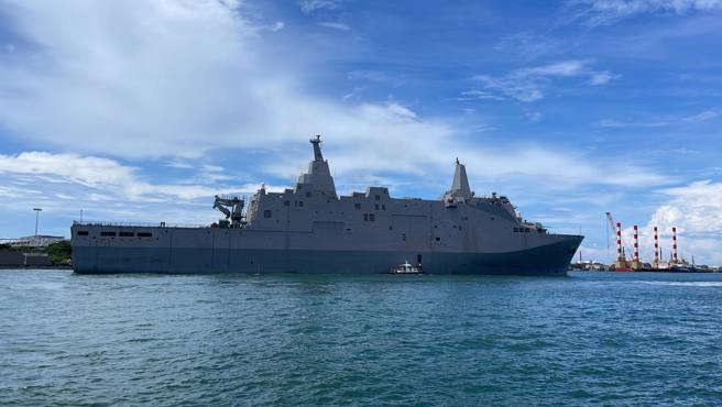 海军两栖船坞运输舰「玉山舰」首度海上，今天上午驶出台船码头，出港英姿正式曝光。(读者提供)