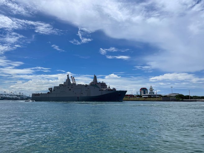 海军两栖船坞运输舰「玉山舰」首度海上，今天上午驶出台船码头，出港英姿正式曝光。(读者提供)
