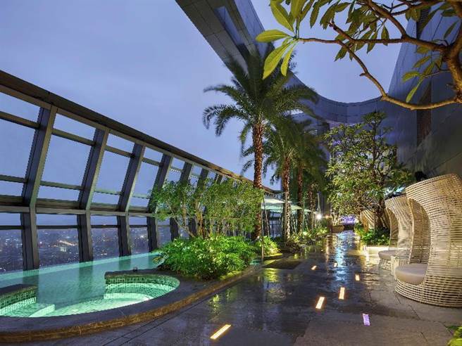 新板希尔顿酒店绝美高楼层泳池，俯瞰新北市百万夜景，独特海岛风情造景，旅客在城市中也享有放松度假感。（Klook提供）