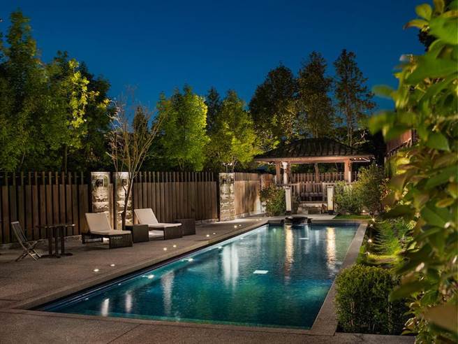 北投丽禧百坪户外风吕，畅泳于清凉的泳池中，彻底放松身心，感受山林间的沁凉与惬意假期。（北投丽禧提供）