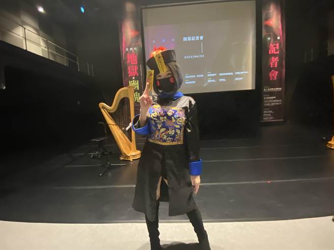 網紅郭鬼鬼參加南美館「亞洲的地獄與幽魂」宣傳，扮裝殭屍。(曹婷婷攝)