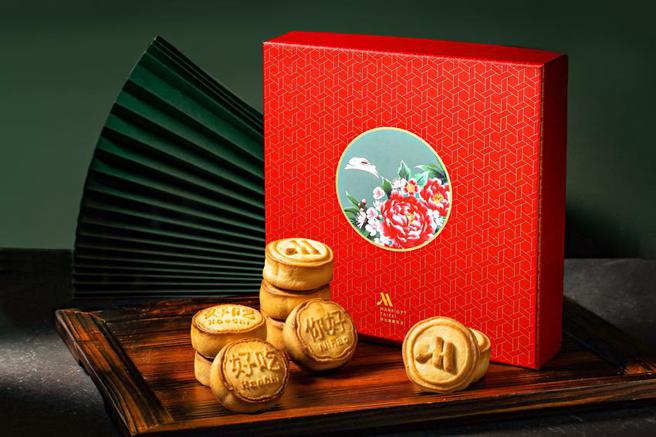 （抢中秋礼盒商机，台北万豪酒店今年特别与百年饼舖「旧振南」联手推出「喜月」台式小巧汉饼礼盒，内含凤梨、乌豆沙、枣泥三款口味各三入。图／台北万豪酒店提供）