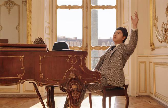 钢琴家郎朗照片在 巴黎凡登广场内拍摄MV。（杰威尔音乐提供）