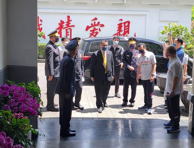 内政部长徐国勇（中）出席世界警消运动会的授旗典礼。（警政署提供）