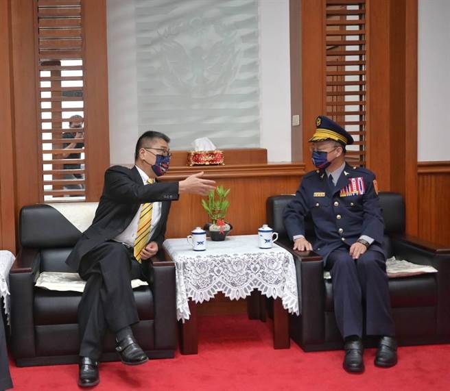 内政部长徐国勇（左）与警政署长黄明昭交换意见。（警政署提供）