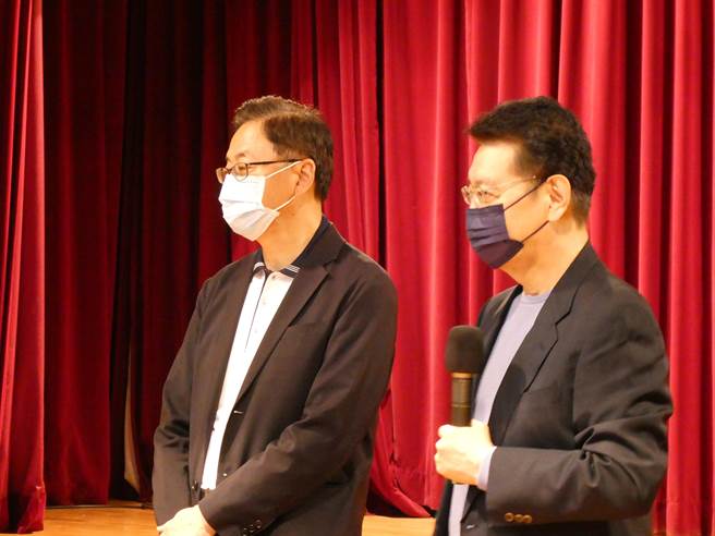 新竹市长林智坚论文抄袭争议延烧，中广董事长赵少康今再批，林拿政府补助发表的报告，直接「偷窃」成自己学位论文，几乎全本一样，若还有一点廉耻心，自己退选算了，选下去很难看，不承认还要告爆料者，这行为很坏。（周志豪摄）