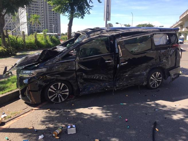 民進黨立委蔡易餘6日上午搭車跑行程，嘉義縣太保市168線道與台37線發生車禍，共3人受傷送醫，圖為蔡易餘黑色座車嚴重毀損。（圖/ 中央社）