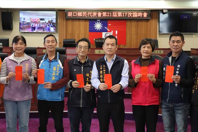 湖口乡长林志华（左三）惊传病逝家中，图为今年3月底公所与代表会宣告准备发放纾困金。（邱立雅摄）