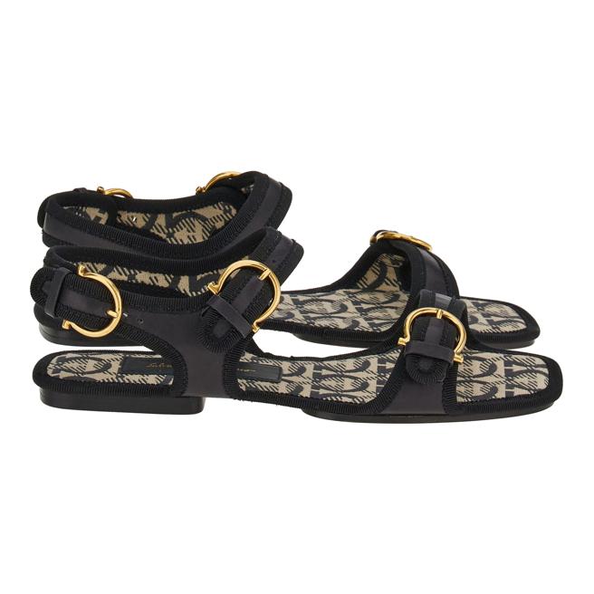 Salvatore Ferragamo，Gancini 缇花凉鞋 2万5900元。（Salvatore Ferragamo提供）