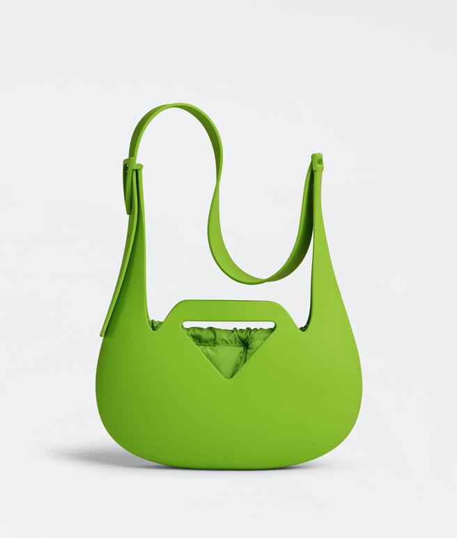 Bottega Veneta PUNCH 亮绿色雾面橡胶肩背包，4万9900元。（BV提供）