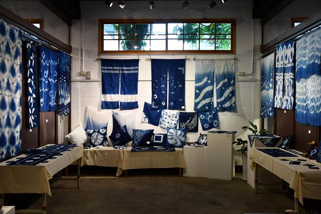 花蓮吉安鄉公所日前與在地藝文團體合作辦理藍染課程，16名學員經7周的培訓，將客家傳統工藝融入日常生活，創作出獨樹一幟的作品，即起至16日在吉安好客藝術村展出。（吉安鄉公所提供／羅亦晽花蓮傳真）