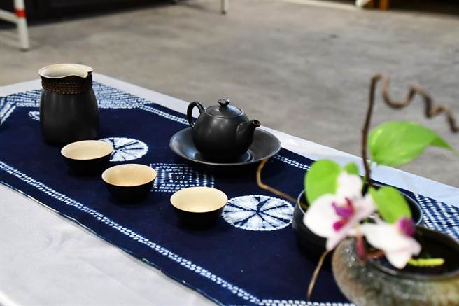 花蓮吉安鄉公所日前與在地藝文團體合作辦理藍染課程，16名學員經7周的培訓，將客家傳統工藝融入日常生活，創作出獨樹一幟的作品，即起至16日在吉安好客藝術村展出。（吉安鄉公所提供／羅亦晽花蓮傳真）